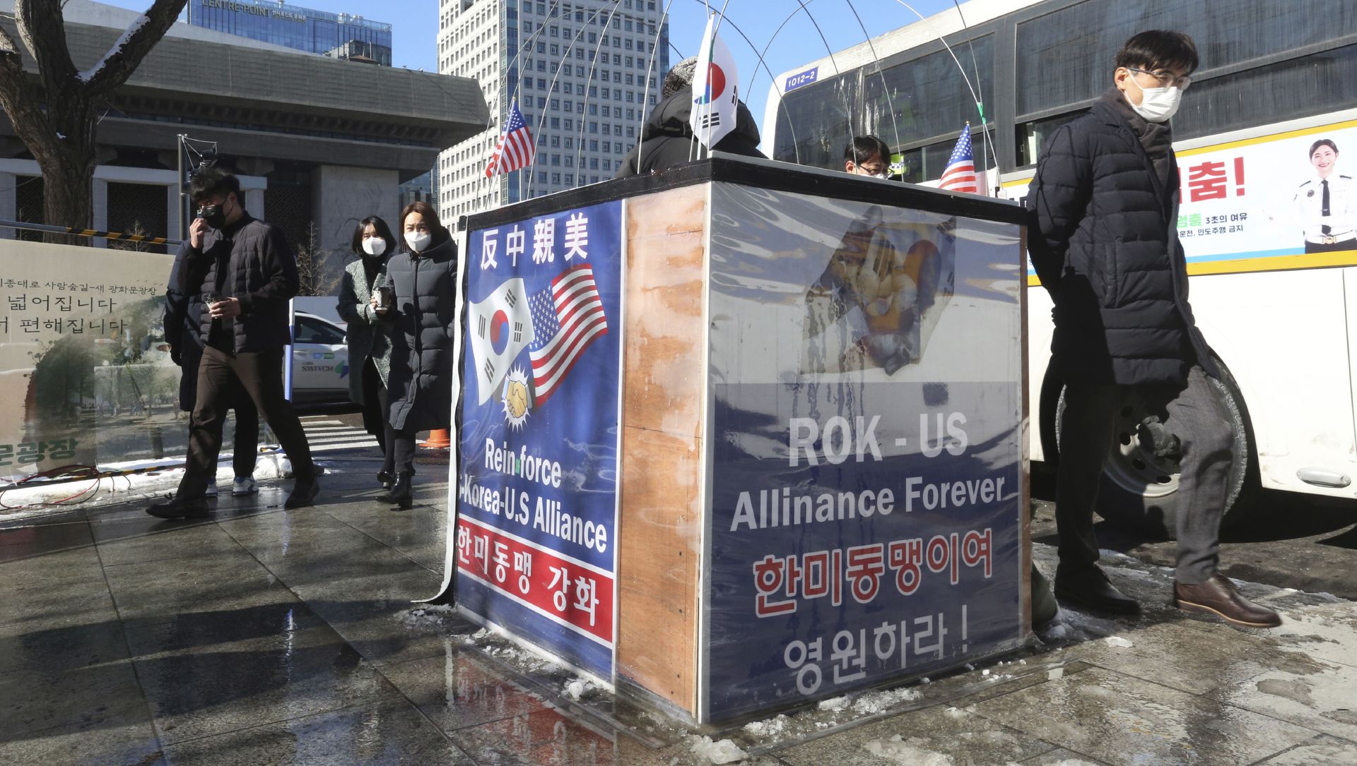 Banners to support the alliance between South Korea and the U.S. are displayed near the U.S. Embassy in Seoul, South Korea, Thursday, Feb. 4, 2021. Banners to support the alliance between South Korea and the U.S. are displayed near the U.S. Embassy in Seoul, South Korea, Thursday, Feb. 4, 2021. - Sputnik International, 1920, 01.05.2021