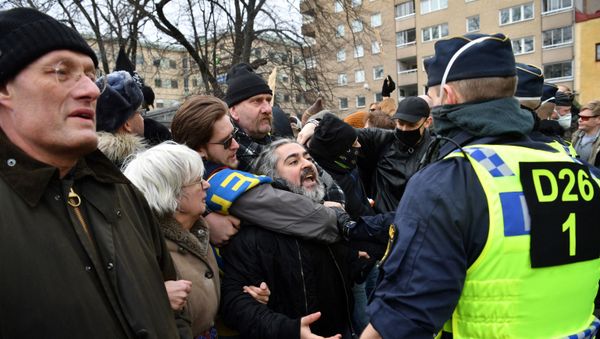 Demonstrators face police as they take part in a protest in Stockholm on March 6, 2021 against the measures taken by the Swedish government to fight the coronavirus (Covid-19) pandemic.  - Sputnik International