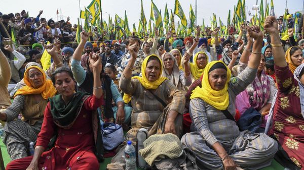 Farmers shout slogans along a blocked highway as they continue their protest against the central government's recent agricultural reforms at Delhi-Uttar Pradesh state border in Ghaziabad on February 2, 2021. - Sputnik International