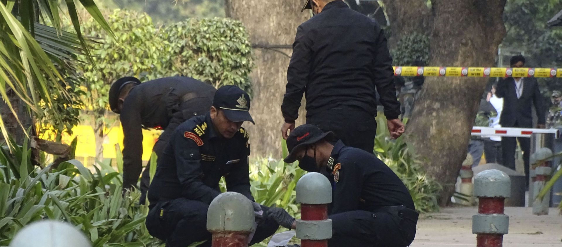 National Security Guard soldiers inspect the site of a blast near the Israeli Embassy in New Delhi, India, Saturday, Jan. 30, 2021. National Security Guard soldiers inspect the site of a blast near the Israeli Embassy in New Delhi, India, Saturday, Jan. 30, 2021. - Sputnik International, 1920, 08.03.2021