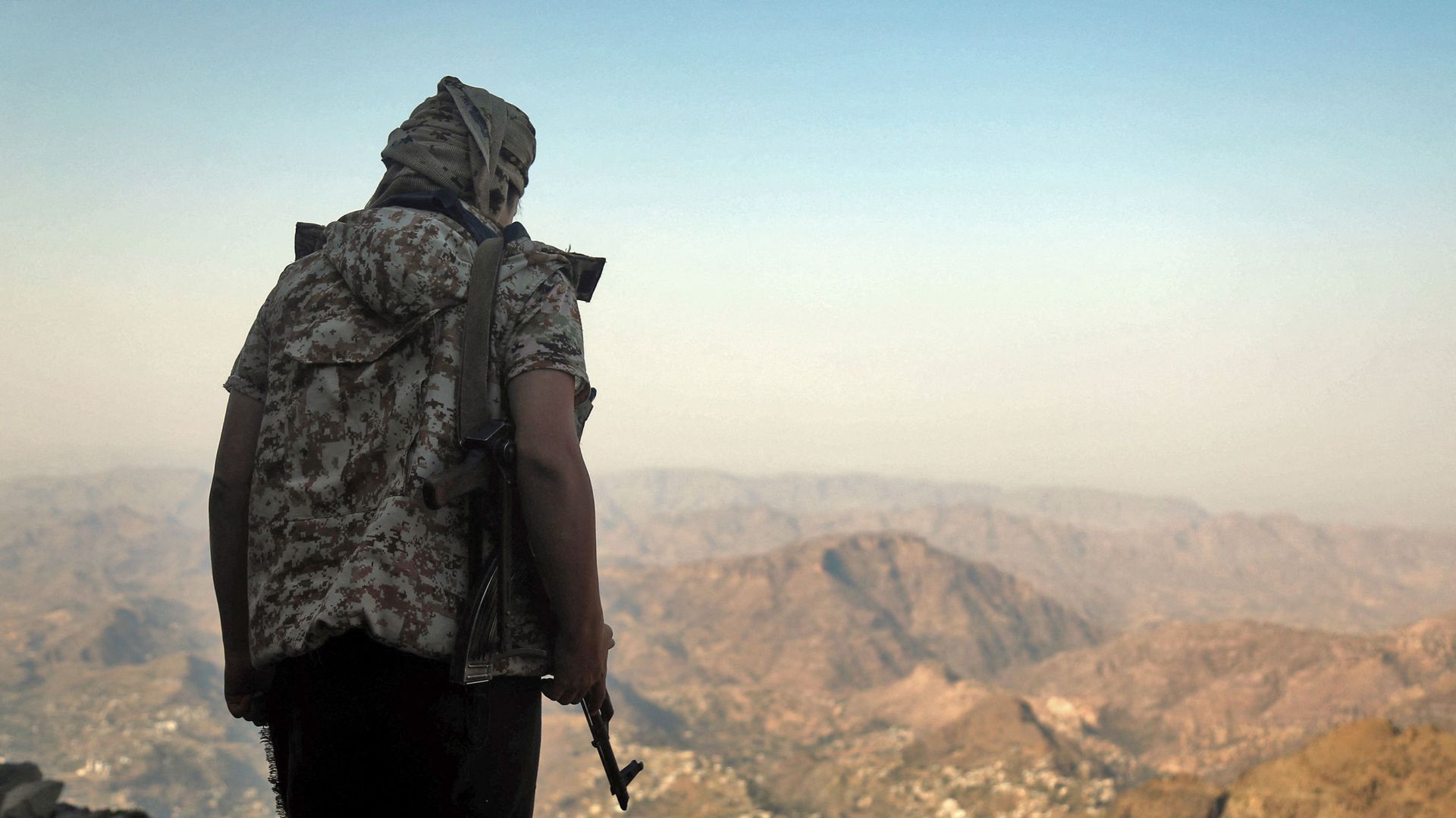 A fighter loyal to Yemen's Saudi-backed government keeps watch over a valley during clashes with Huthi rebel fighters west of the suburbs of Yemen's third-city of Taez on March 8, 2021. - Yemen's six-year-old civil war pits the Iran-backed rebels against an internationally recognised government backed by a Saudi-led military coalition. A fighter loyal to Yemen's Saudi-backed government keeps watch over a valley during clashes with Huthi rebel fighters west of the suburbs of Yemen's third-city of Taez on March 8, 2021. - Yemen's six-year-old civil war pits the Iran-backed rebels against an internationally recognised government backed by a Saudi-led military coalition. - Sputnik International, 1920, 12.03.2021