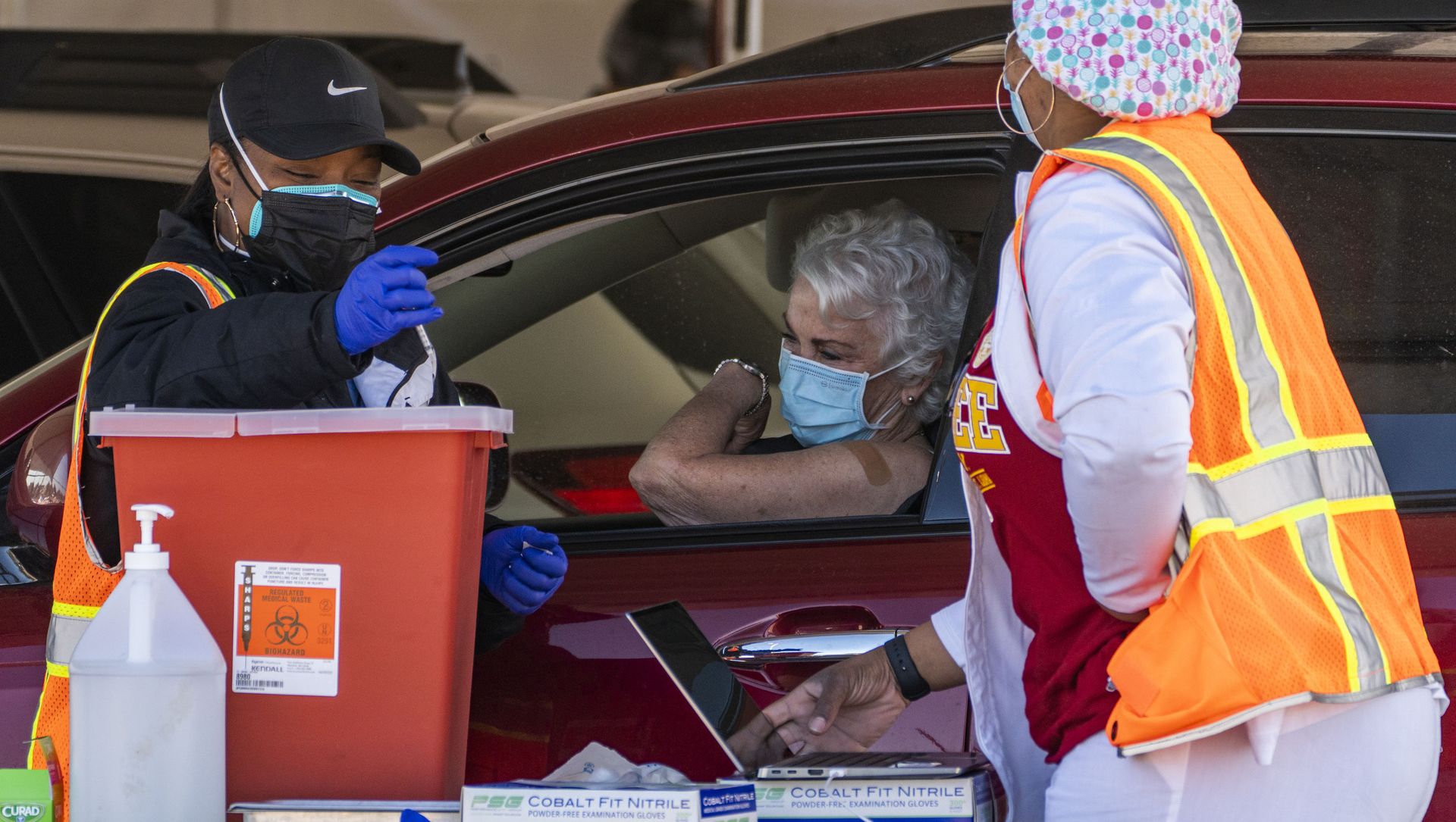 FILE - In this Jan. 26, 2021, file photo, a woman is vaccinated inside her vehicle at a mass COVID-19 vaccination site outside The Forum in Inglewood, Calif. Several states are loosening their coronavirus restrictions on restaurants and other businesses because of improved infection and hospitalization numbers but are moving cautiously, in part because of the more contagious variant taking hold in the U.S. FILE - In this Jan. 26, 2021, file photo, a woman is vaccinated inside her vehicle at a mass COVID-19 vaccination site outside The Forum in Inglewood, Calif. Several states are loosening their coronavirus restrictions on restaurants and other businesses because of improved infection and hospitalization numbers but are moving cautiously, in part because of the more contagious variant taking hold in the U.S. - Sputnik International, 1920, 28.03.2021