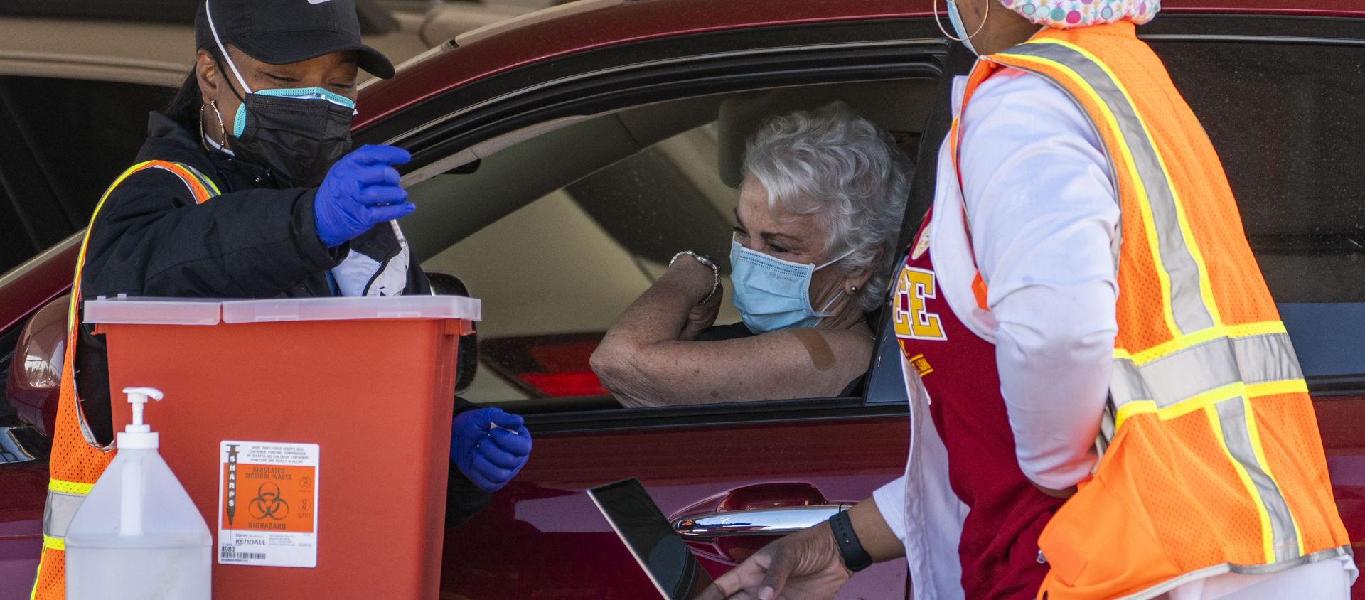 FILE - In this Jan. 26, 2021, file photo, a woman is vaccinated inside her vehicle at a mass COVID-19 vaccination site outside The Forum in Inglewood, Calif. Several states are loosening their coronavirus restrictions on restaurants and other businesses because of improved infection and hospitalization numbers but are moving cautiously, in part because of the more contagious variant taking hold in the U.S. - Sputnik International, 1920, 28.03.2021