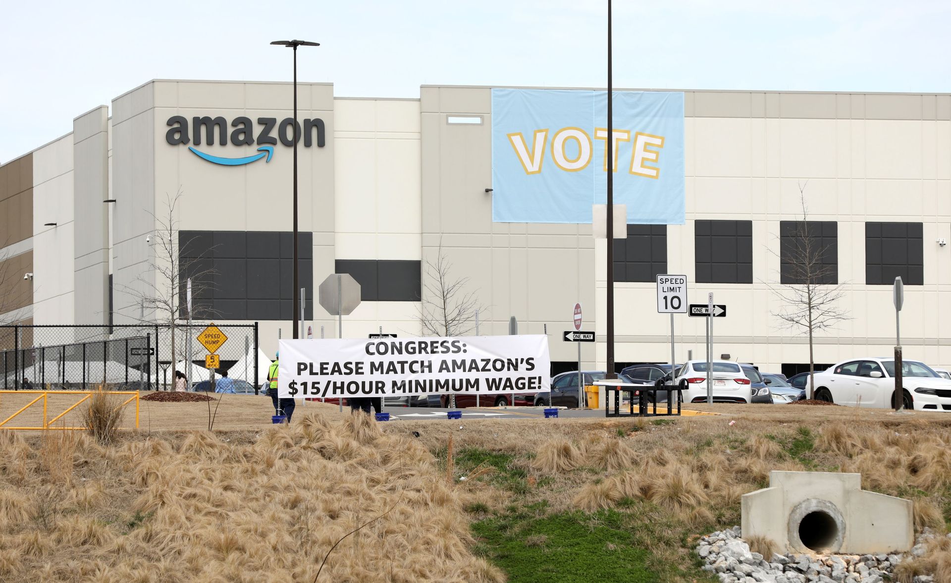 Exclusive: Amazon Drops All Low-Tier Workers From Company’s Internal Social Network Amid Union Push Exclusive: Amazon Drops All Low-Tier Workers From Company’s Internal Social Network Amid Union Push - Sputnik International, 1920, 23.03.2021