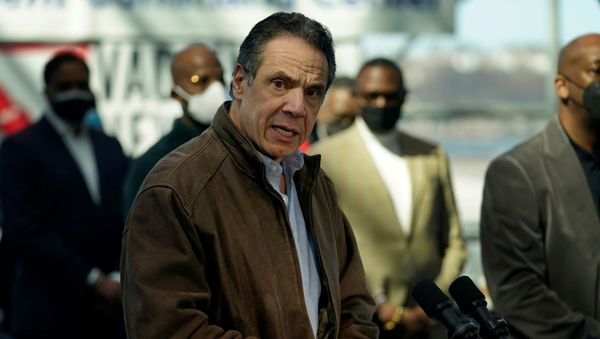 New York Governor Andrew Cuomo tours vaccination site at Javits Center in New York City - Sputnik International