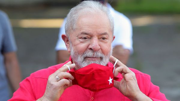 FILE PHOTO: Former Brazil's President Luiz Inacio Lula da Silva puts on a face mask after voting at a polling station during the municipal elections in Sao Bernardo do Campo, Brazil, November 15, 2020. - Sputnik International