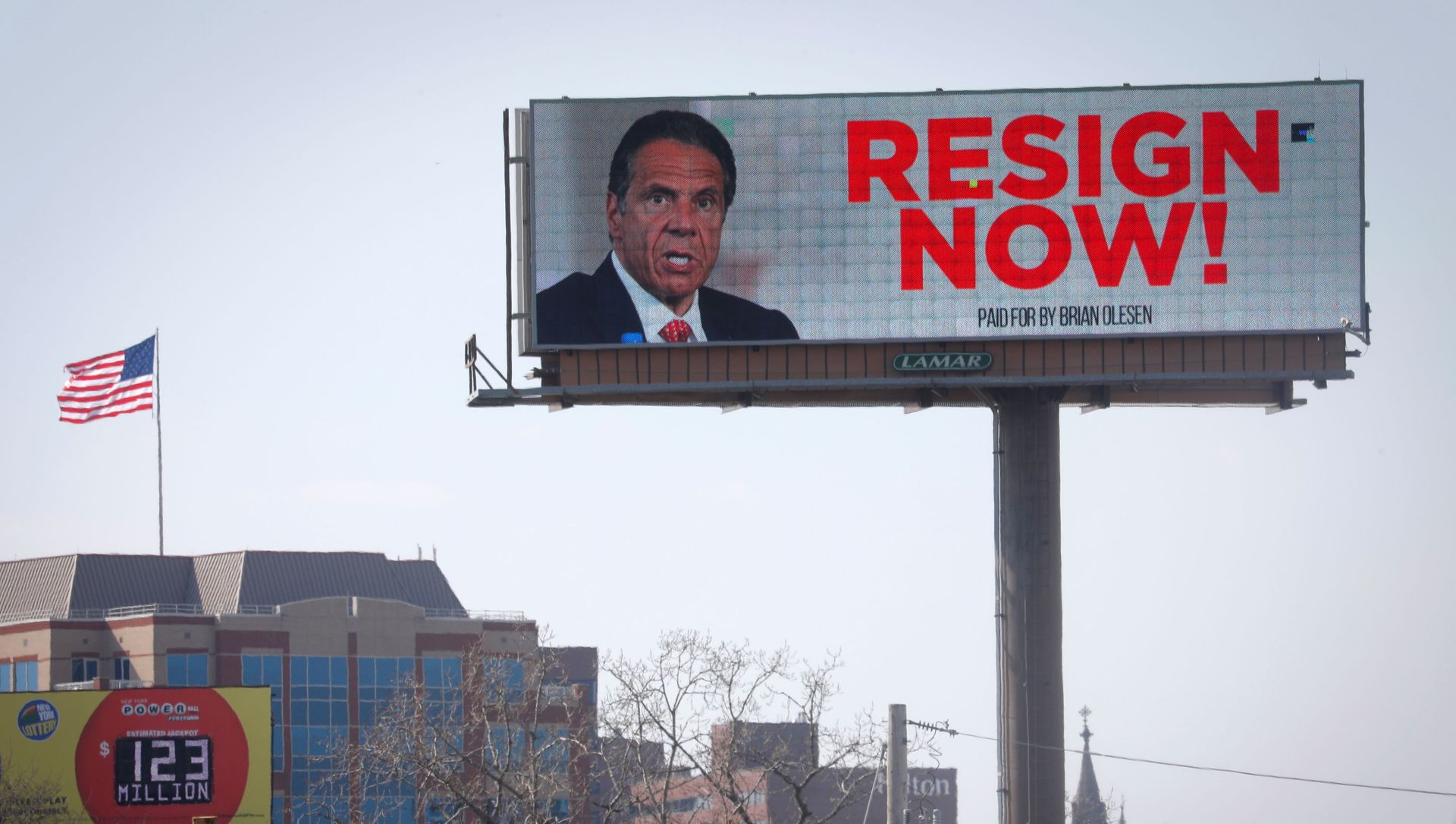 Electronic billboard displays message for New York Governor Cuomo to Resign Now in Albany Electronic billboard displays message for New York Governor Cuomo to Resign Now in Albany - Sputnik International, 1920, 09.03.2021