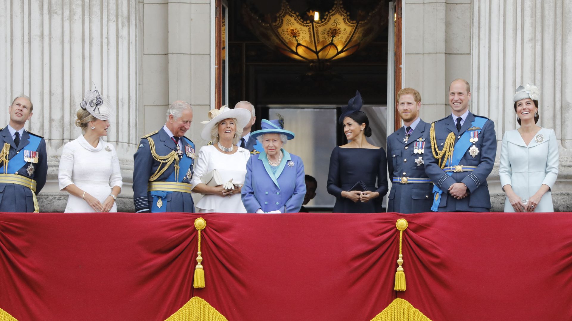 (L-R) Britain's Prince Edward, Earl of Wessex, Britain's Sophie, Countess of Wessex, Britain's Prince Charles, Prince of Wales, Britain's Camilla, Duchess of Cornwall, Britain's Queen Elizabeth II, Britain's Meghan, Duchess of Sussex, Britain's Prince Harry, Duke of Sussex, Britain's Prince William, Duke of Cambridge and Britain's Catherine, Duchess of Cambridge stand on the balcony of Buckingham Palace on July 10, 2018 to watch a military fly-past to mark the centenary of the Royal Air Force (RAF). (L-R) Britain's Prince Edward, Earl of Wessex, Britain's Sophie, Countess of Wessex, Britain's Prince Charles, Prince of Wales, Britain's Camilla, Duchess of Cornwall, Britain's Queen Elizabeth II, Britain's Meghan, Duchess of Sussex, Britain's Prince Harry, Duke of Sussex, Britain's Prince William, Duke of Cambridge and Britain's Catherine, Duchess of Cambridge stand on the balcony of Buckingham Palace on July 10, 2018 to watch a military fly-past to mark the centenary of the Royal Air Force (RAF). - Sputnik International, 1920, 16.03.2021