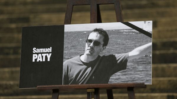 The portrait of slain teacher Samuel Paty with a black ribbon is displayed Tuesday, Oct.20, 2020 on the steps of the National Assembly in Paris. - Sputnik International