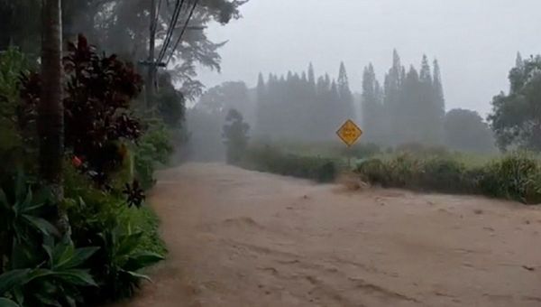 A flooded road is seen near the breached Kaupakalua dam, in Haiku on Maui, Hawaii, U.S. March 8, 2021 in this still image from social media video - Sputnik International