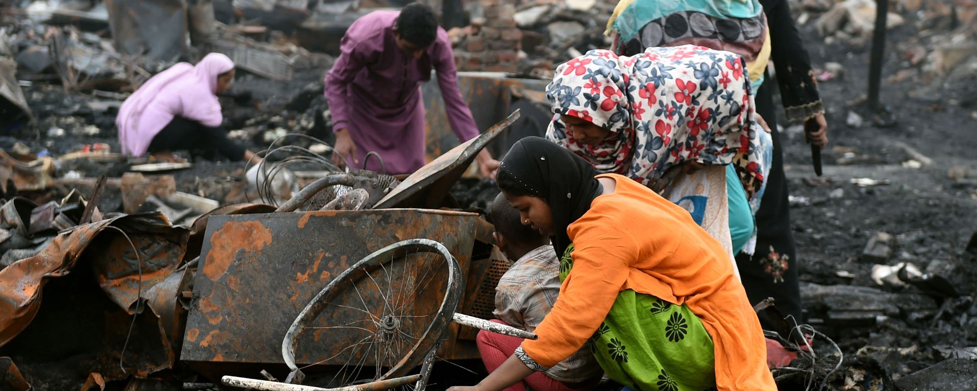 Rohingya refugees look for their belongings in New Delhi on April 16, 2018, following a fire that broke out at their camp early April 15 that left around 200 people homeless. Rohingya refugees look for their belongings in New Delhi on April 16, 2018, following a fire that broke out at their camp early April 15 that left around 200 people homeless. - Sputnik International, 1920, 09.03.2021