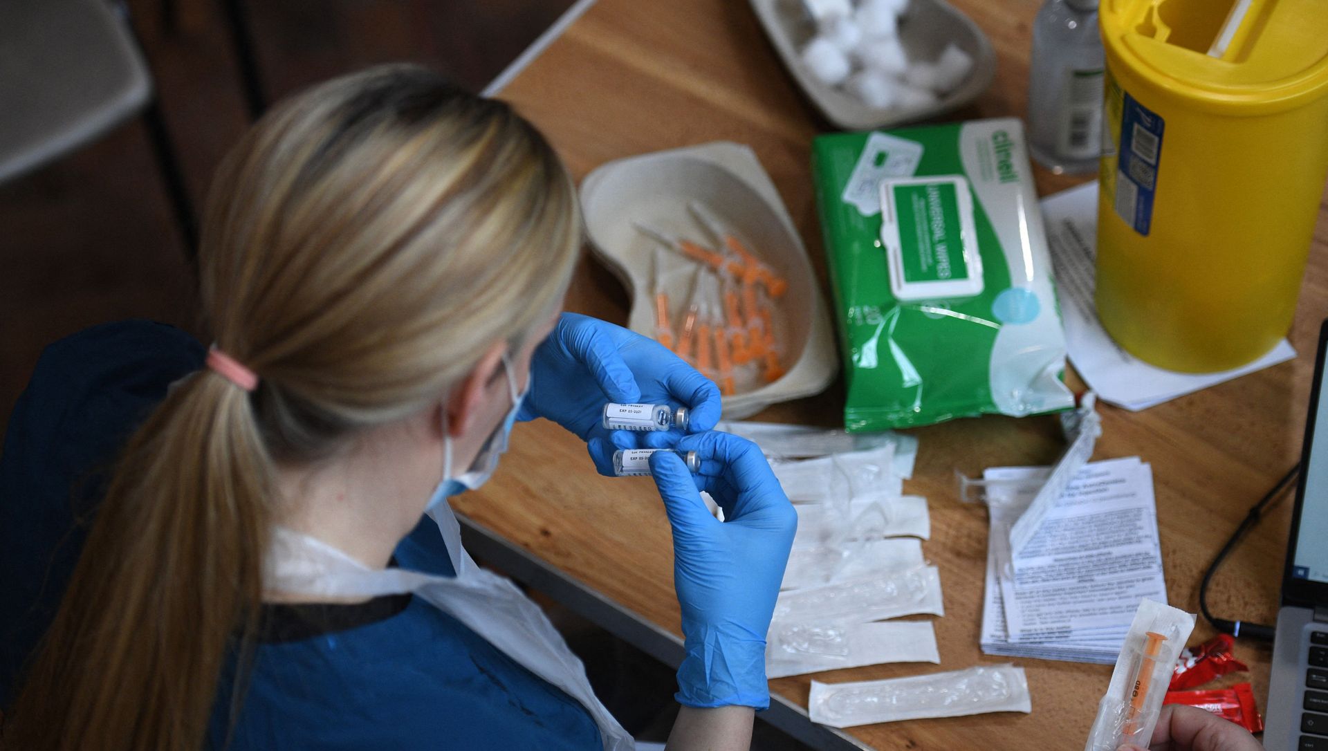Vials of the AstraZeneca/Oxford Covid-19 vaccine are prepared at the vaccination centre set up at St Columba's church in Sheffield, northern England, on February 20, 2021. Vials of the AstraZeneca/Oxford Covid-19 vaccine are prepared at the vaccination centre set up at St Columba's church in Sheffield, northern England, on February 20, 2021. - Sputnik International, 1920, 06.04.2021