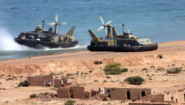 Two hovercraft of Iran's elite Revolutionary Guard come ashore, as they take part in manoeuvres in the Gulf and Sea of Oman, Wednesday, 5 April 2006. The Revolutionary Guard, the elite branch of Iran's military, have been holding manoeuvres - code-named Great Prophet - since 31 March, touting what they call domestically built technological advances in their armed forces. (AP Photo/Mehr News, Sajjad Safari) - Sputnik International