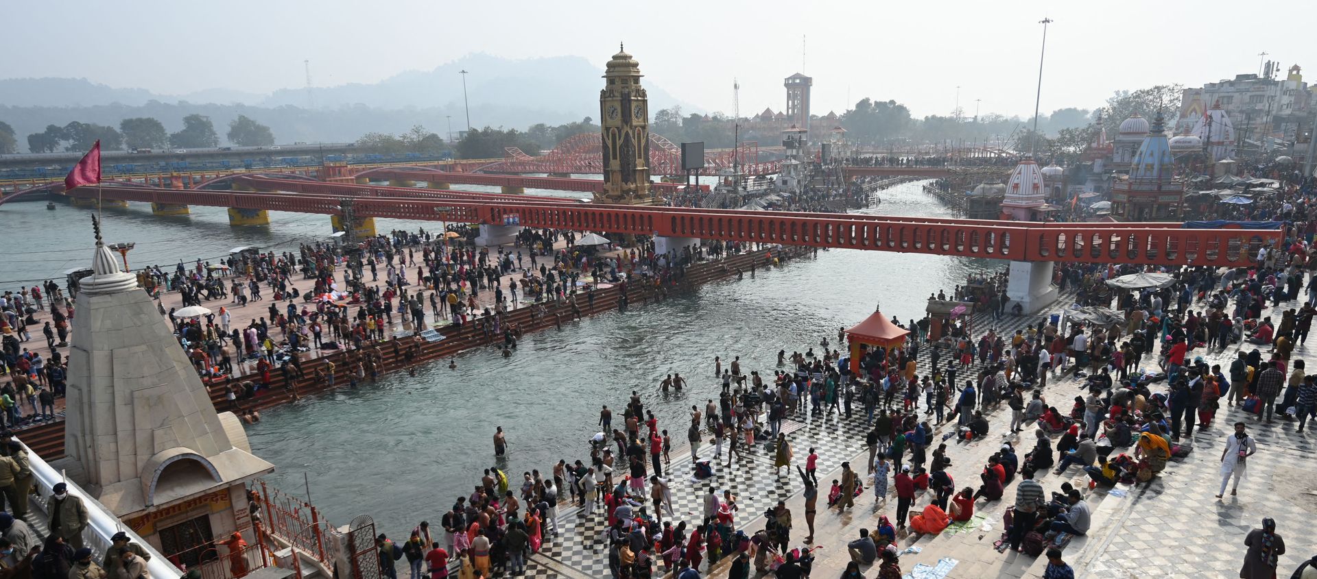 A general view shows Hindu devotees taking a holy dip in the waters of the River Ganges during Makar Sankranti, a day considered to be of great religious significance in the Hindu mythology, on the first day of the religious Kumbh Mela festival in Haridwar on January 14, 2021. A general view shows Hindu devotees taking a holy dip in the waters of the River Ganges during Makar Sankranti, a day considered to be of great religious significance in the Hindu mythology, on the first day of the religious Kumbh Mela festival in Haridwar on January 14, 2021. - Sputnik International, 1920, 10.03.2021