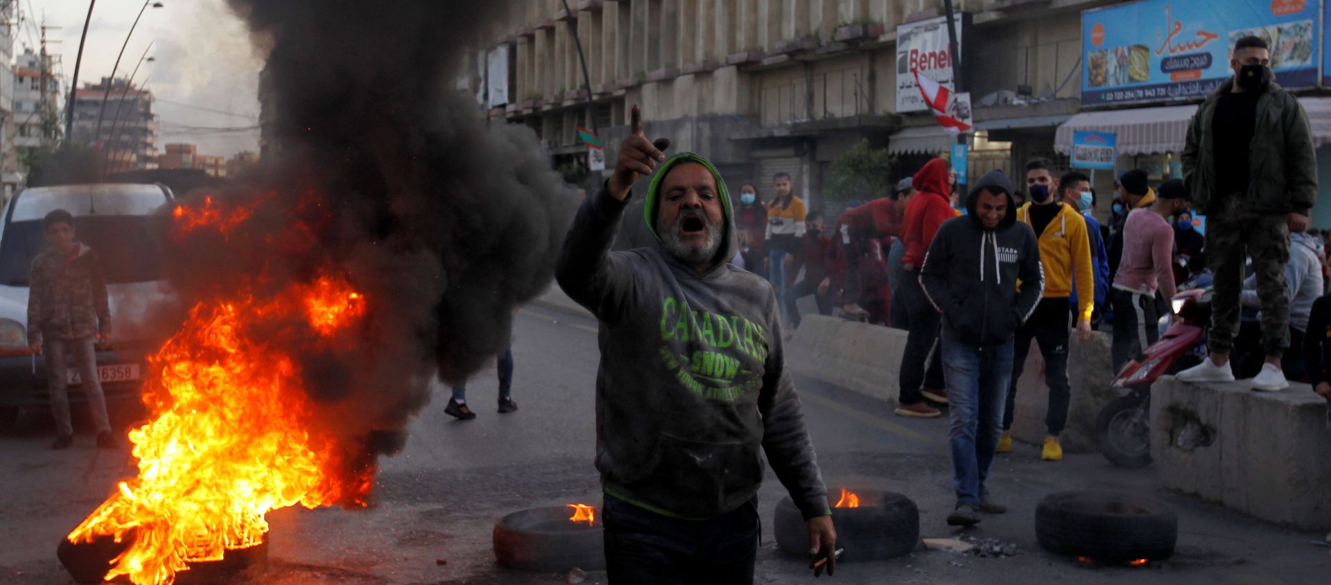 A demonstrator gestures during a protest against the fall in Lebanese pound currency and mounting economic hardships, in Sidon, Lebanon March 8, 2021 A demonstrator gestures during a protest against the fall in Lebanese pound currency and mounting economic hardships, in Sidon, Lebanon March 8, 2021 - Sputnik International, 1920, 10.03.2021