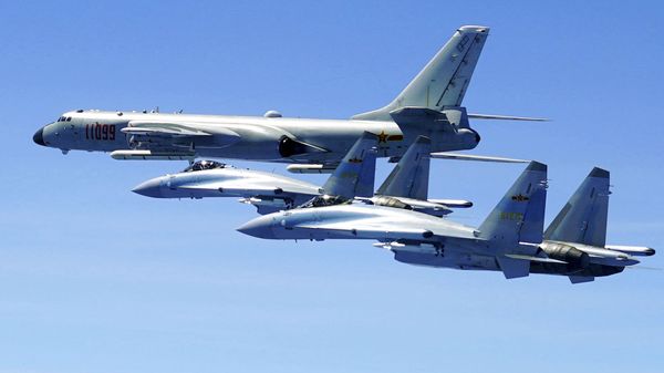 In this photo released by Xinhua News Agency and taken Friday, May 11, 2018, two Su-35 fighter jets and a H-6K bomber from the People's Liberation Army air force fly in formation during patrol that included the Luzon Straits also known as Bashi Straits near Taiwan - Sputnik International