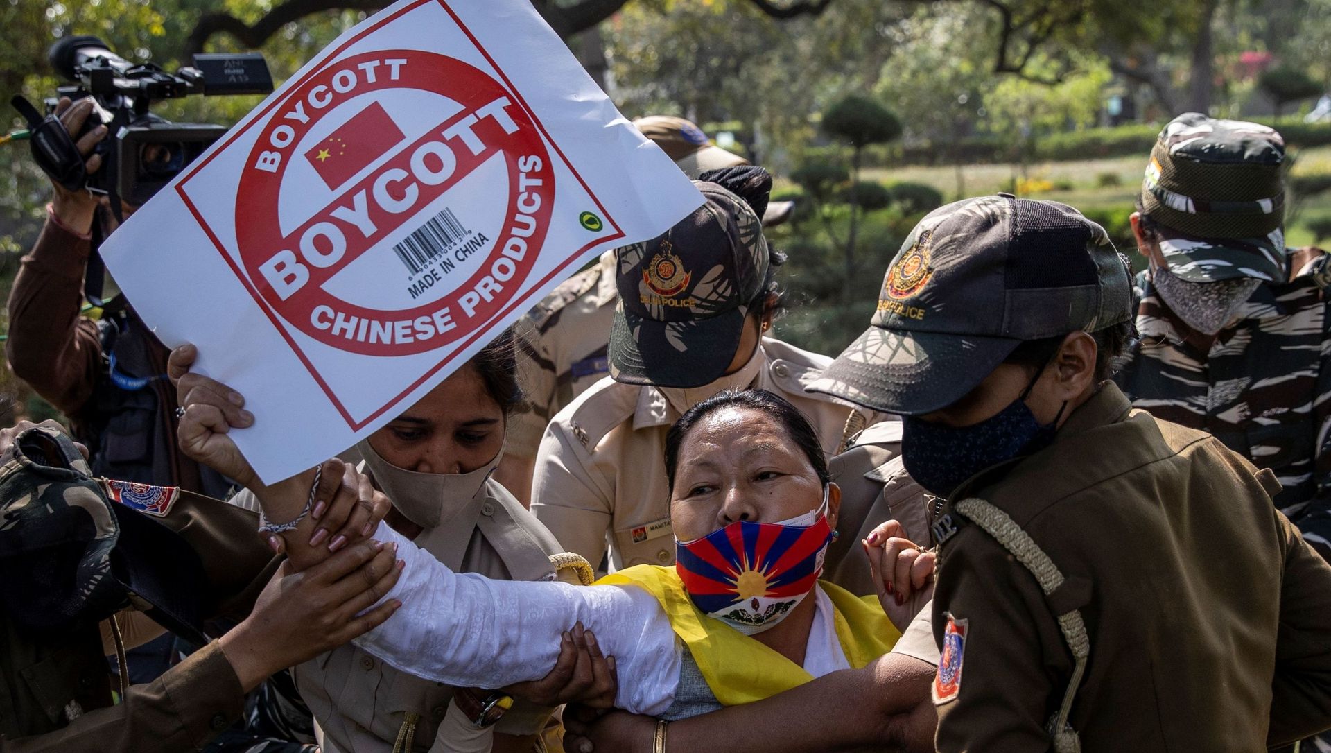 A Tibetan holds a placard as she is detained by police officers during a protest held to mark the 62nd anniversary of the Tibetan uprising against Chinese rule, outside the Chinese Embassy in New Delhi, India March 10, 2021 A Tibetan holds a placard as she is detained by police officers during a protest held to mark the 62nd anniversary of the Tibetan uprising against Chinese rule, outside the Chinese Embassy in New Delhi, India March 10, 2021 - Sputnik International, 1920, 10.03.2021