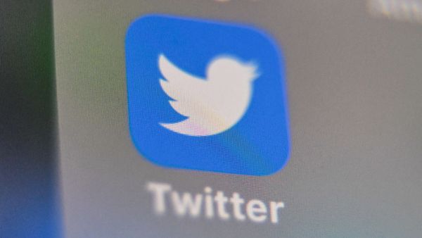 A picture taken on September 4, 2019 shows the logo of the US social networking website Twitter, displayed on a smart-phone screen, in Lille, northern France.  - Sputnik International