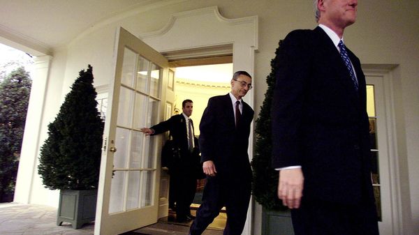 Former US President Bill Clinton (R), with his Chief of Staff John Podesta (C) and his aid Doug Band (L), leaves the Oval Office of the White House for the last time 20 January, 2001, in Washington - Sputnik International