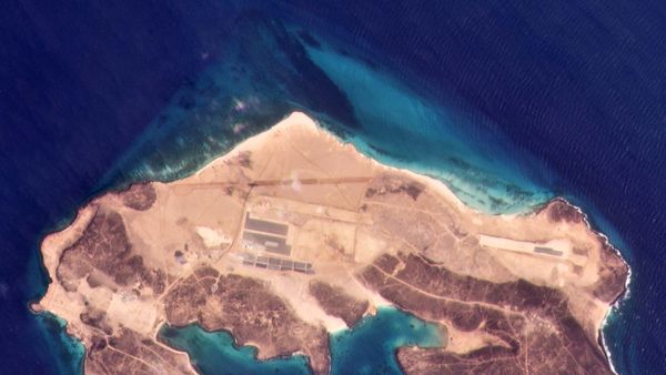A satellite photo of Yemen's Perim Island on March 9, 2021, showing new construction on a smaller airstrip to the northwest of the older project - Sputnik International