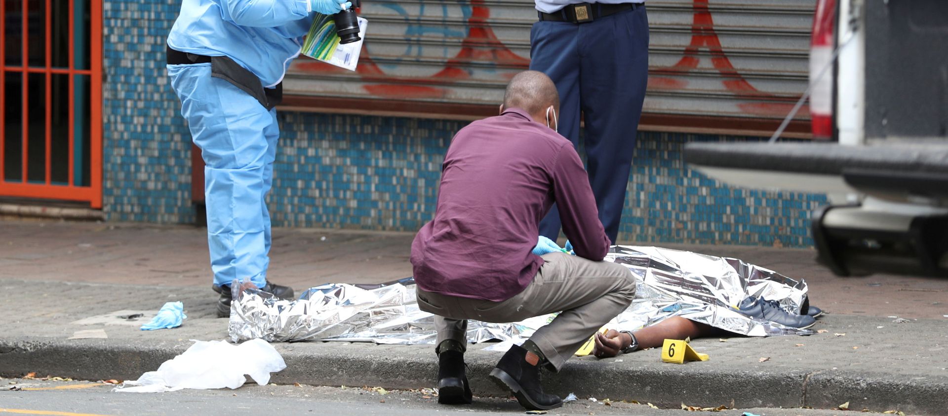 Investigators photograph the body of a victim who was allegedly shot by police during student protests in Braamfontein - Sputnik International, 1920, 10.03.2021
