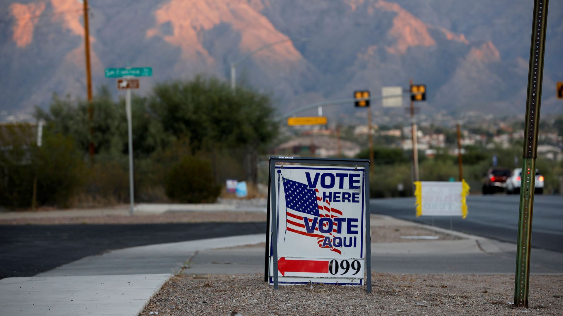 Sign directs voters to a polling station on Election Day in Tucson, Arizona, U.S. November 3, 2020 Sign directs voters to a polling station on Election Day in Tucson, Arizona, U.S. November 3, 2020 - Sputnik International, 1920, 24.09.2021