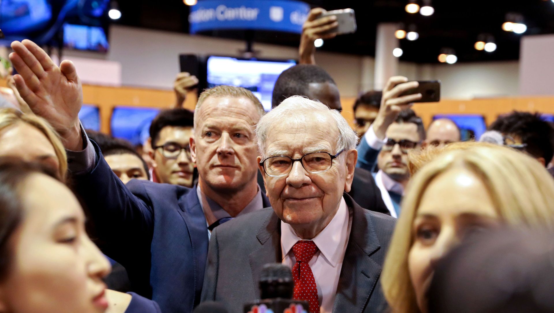 Berkshire Hathaway Chairman Warren Buffett walks through the exhibit hall as shareholders gather to hear from the billionaire investor at Berkshire Hathaway Inc's annual shareholder meeting in Omaha, Nebraska, U.S., May 4, 2019 Berkshire Hathaway Chairman Warren Buffett walks through the exhibit hall as shareholders gather to hear from the billionaire investor at Berkshire Hathaway Inc's annual shareholder meeting in Omaha, Nebraska, U.S., May 4, 2019 - Sputnik International, 1920, 11.03.2021