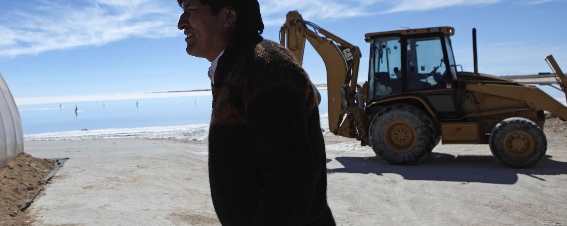 Bolivia's President Evo Morales tours a semi-industrial plant to produce potassium chloride, used to manufacture batteries based on lithium, after its opening ceremony at the Uyuni salt desert, outskirts of Llipi, Bolivia, Thursday, Aug. 9, 2012. The salt flats of Uyuni have triggered international interest among energy companies due to its lithium reserves.  - Sputnik International, 1920, 16.05.2022
