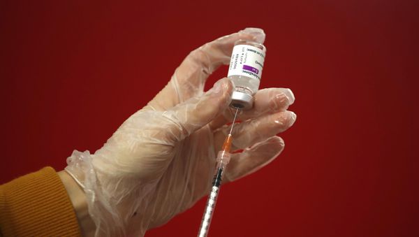 A health worker shows the media how she prepares a dose of the AstraZeneca vaccine to be administered to a patient - Sputnik International