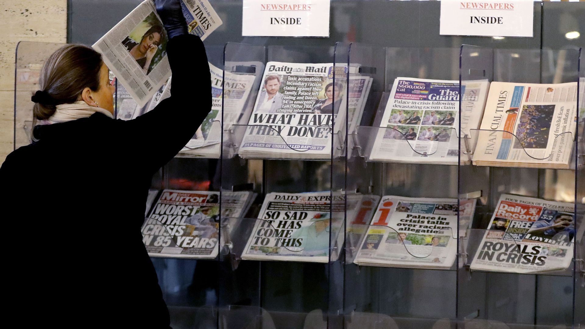 A customer takes a copy of a newspaper headlining Prince Harry and Meghan’s explosive TV interview at a newspaper stand outside a shop in London, Tuesday, March 9, 2021 A customer takes a copy of a newspaper headlining Prince Harry and Meghan’s explosive TV interview at a newspaper stand outside a shop in London, Tuesday, March 9, 2021 - Sputnik International, 1920, 11.03.2021