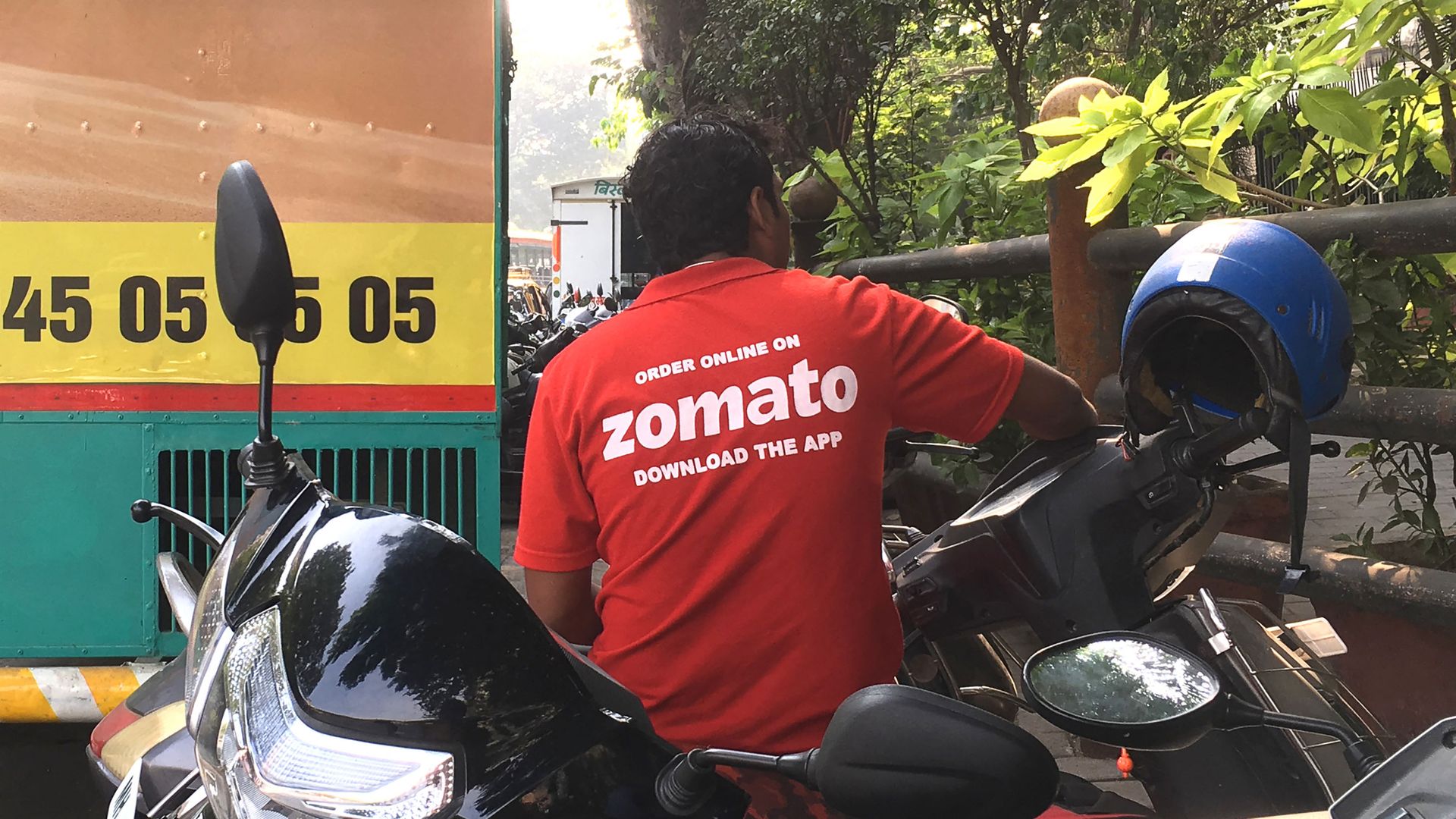 In this photo taken on December 24, 2018, an Indian delivery man working with the food delivery app Zomato sits on his bike in a business district in Mumbai. In this photo taken on December 24, 2018, an Indian delivery man working with the food delivery app Zomato sits on his bike in a business district in Mumbai. - Sputnik International, 1920, 16.03.2021