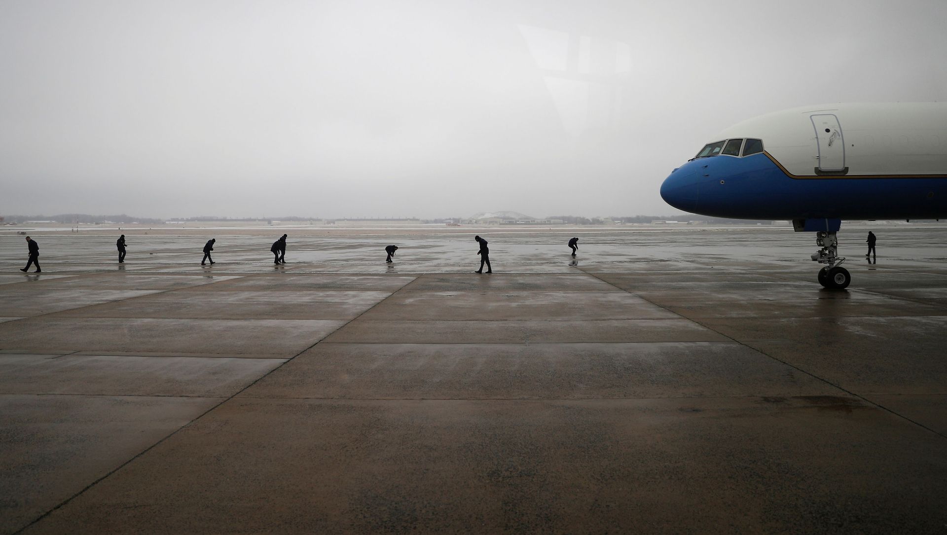 Air Force One crew members scan the tarmac following a previous day ice storm, ahead of U.S. President Joe Biden's trip to Michigan, at Joint Base Andrews in Maryland, U.S., February 19, 2021. Air Force One crew members scan the tarmac following a previous day ice storm, ahead of U.S. President Joe Biden's trip to Michigan, at Joint Base Andrews in Maryland, U.S., February 19, 2021. - Sputnik International, 1920, 11.03.2021