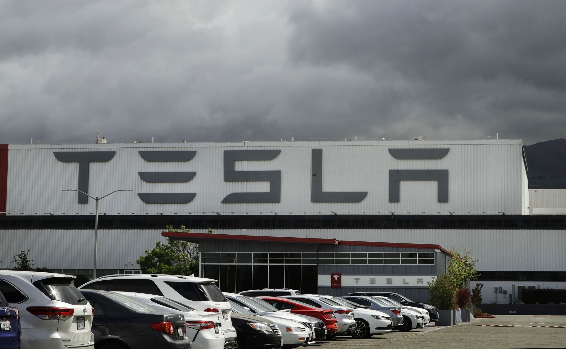 Back to Britain? Elon Musk's Visit to Luton Sparks Rumours of Tesla Gigafactory Opening in UK - Sputnik International, 1920, 20.05.2021