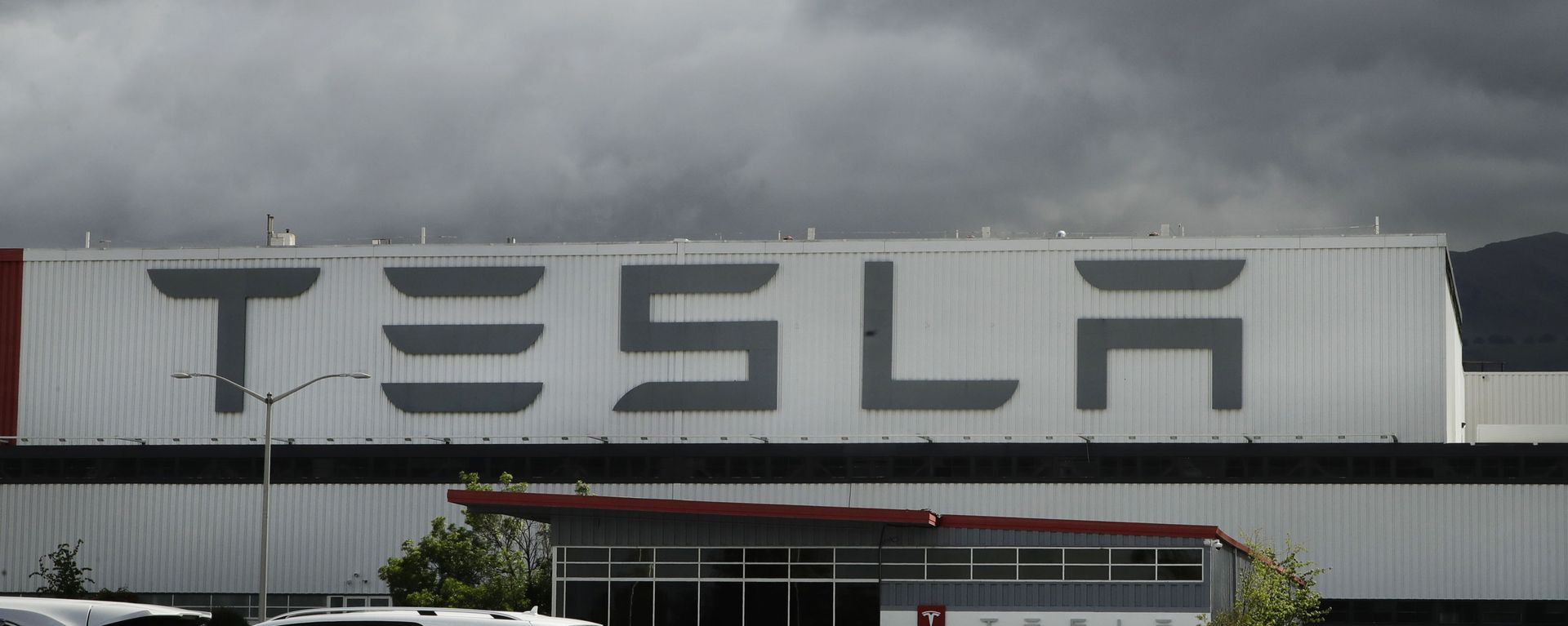 This 12 May 2020 file photo photo shows the Tesla plant in Fremont, California. Tesla is looking to raise up to $5 billion in capital through a stock offering as the electrical vehicle and solar panel-maker seeks to take advantage of strong demand for its products. This 12 May 2020 file photo photo shows the Tesla plant in Fremont, California. Tesla is looking to raise up to $5 billion in capital through a stock offering as the electrical vehicle and solar panel-maker seeks to take advantage of strong demand for its products. - Sputnik International, 1920, 08.04.2021