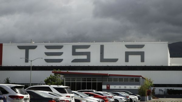 This May 12, 2020 file photo photo shows the Tesla plant in Fremont, Calif. Tesla is looking to raise up to $5 billion in capital through a stock offering as the electrical vehicle and solar panel maker seeks to take advantage of strong demand for its products.  - Sputnik International