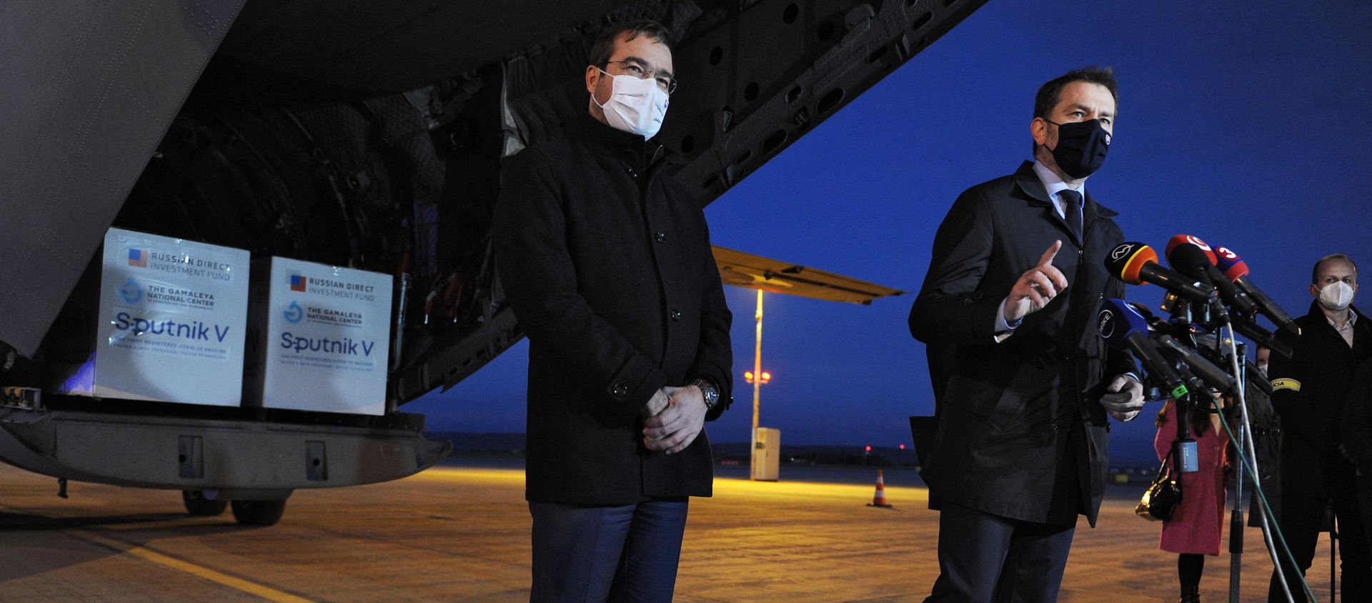 Slovak Prime Minister Igor Matovic (R) and Slovak Health Minister Marek Krajci give a press statement at the International Airport in Kosice, Slovakia, on March 1, 2021, after an aircraft of the Slovak Army arrived from Moscow, carrying doses of the Sputnik V vaccine against the coronavirus (Covid-19).  - Sputnik International, 1920, 12.03.2021