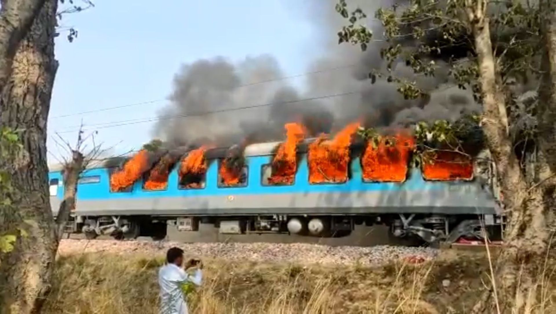 A train car caught on fire in India A train car caught on fire in India - Sputnik International, 1920, 13.03.2021