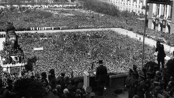 A general view of German Chancellor Adolf Hitler, centre bottom back to camera, addressing the huge crowd in the Heldenplatz in Vienna, Austria, on March 15, 1938, illustrating the depth of the people who stood for hours to welcome Hitler officially to Vienna and Austria.  - Sputnik International