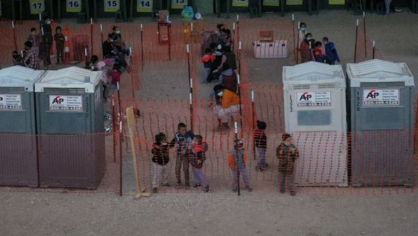 Asylum-seeking migrant children from Central America play in a makeshift processing centre under the Anzalduas International Bridge after crossing the Rio Grande river into the United States from Mexico in Granjeno, Texas, 4 March 2021 - Sputnik International