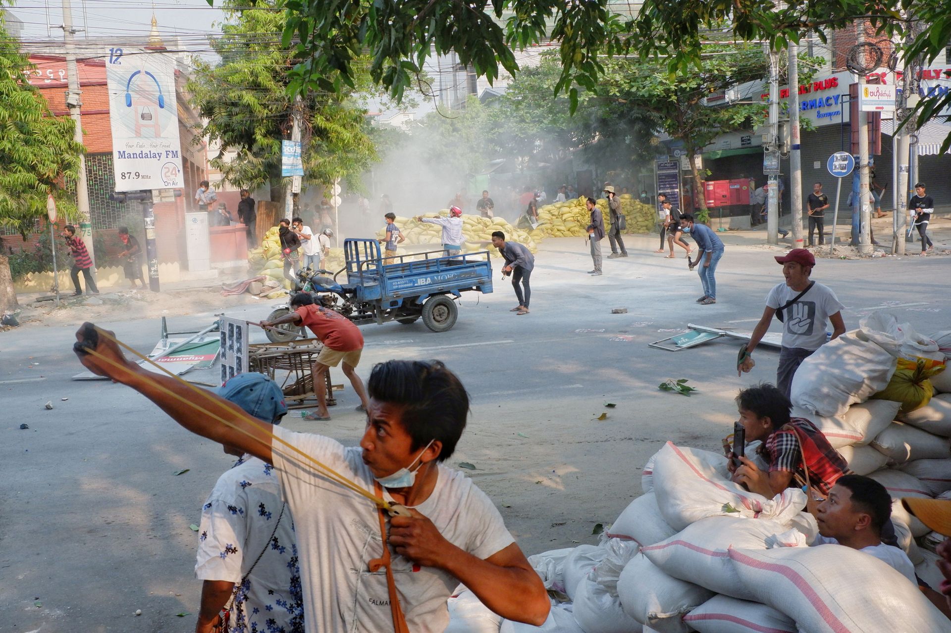 A man uses a slingshot during the security force crack down on anti-coup protesters in Mandalay, Myanmar - Sputnik International, 1920, 22.12.2021