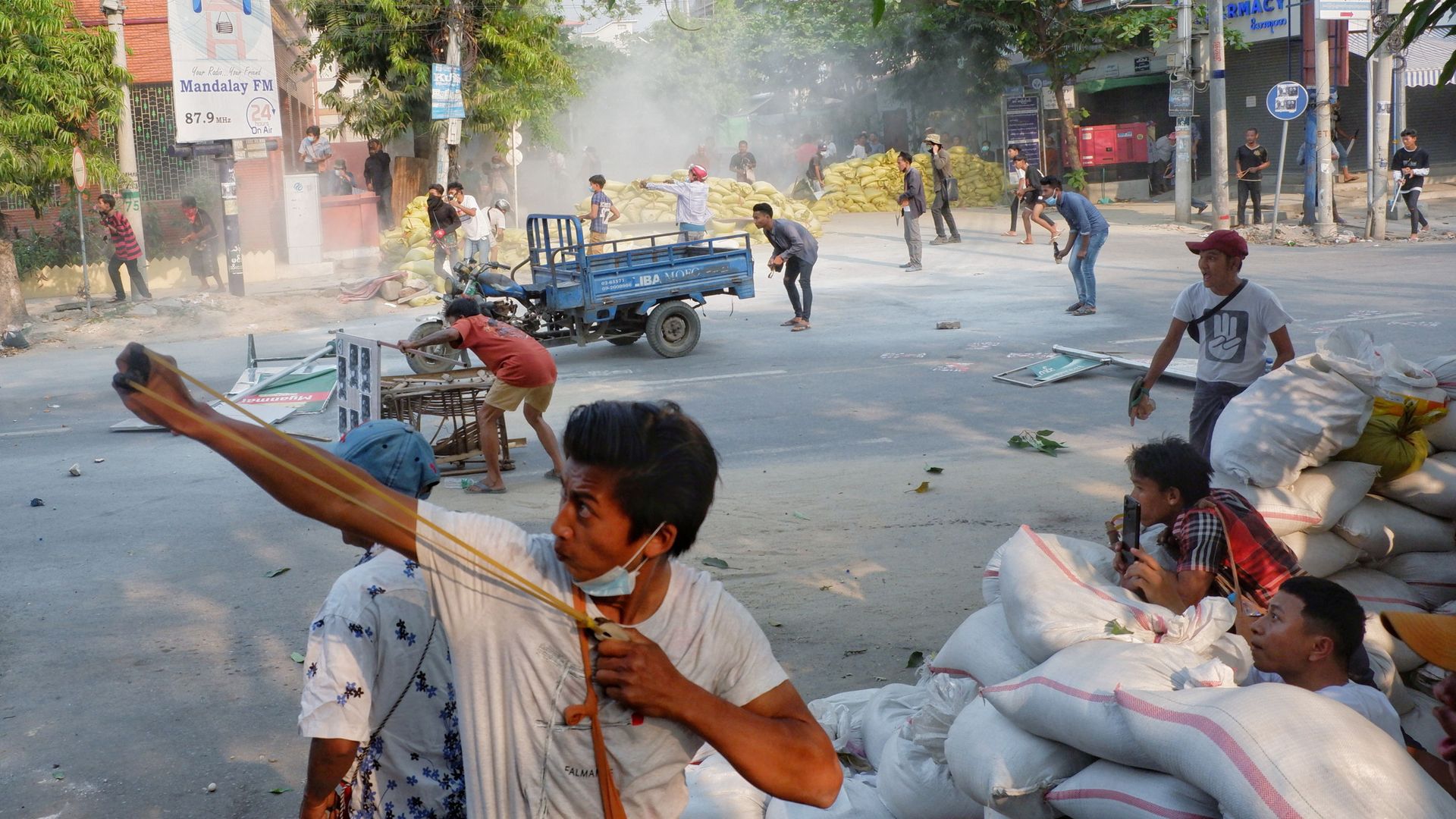 A man uses a slingshot during the security force crack down on anti-coup protesters in Mandalay, Myanmar A man uses a slingshot during the security force crack down on anti-coup protesters in Mandalay, Myanmar - Sputnik International, 1920, 28.03.2021
