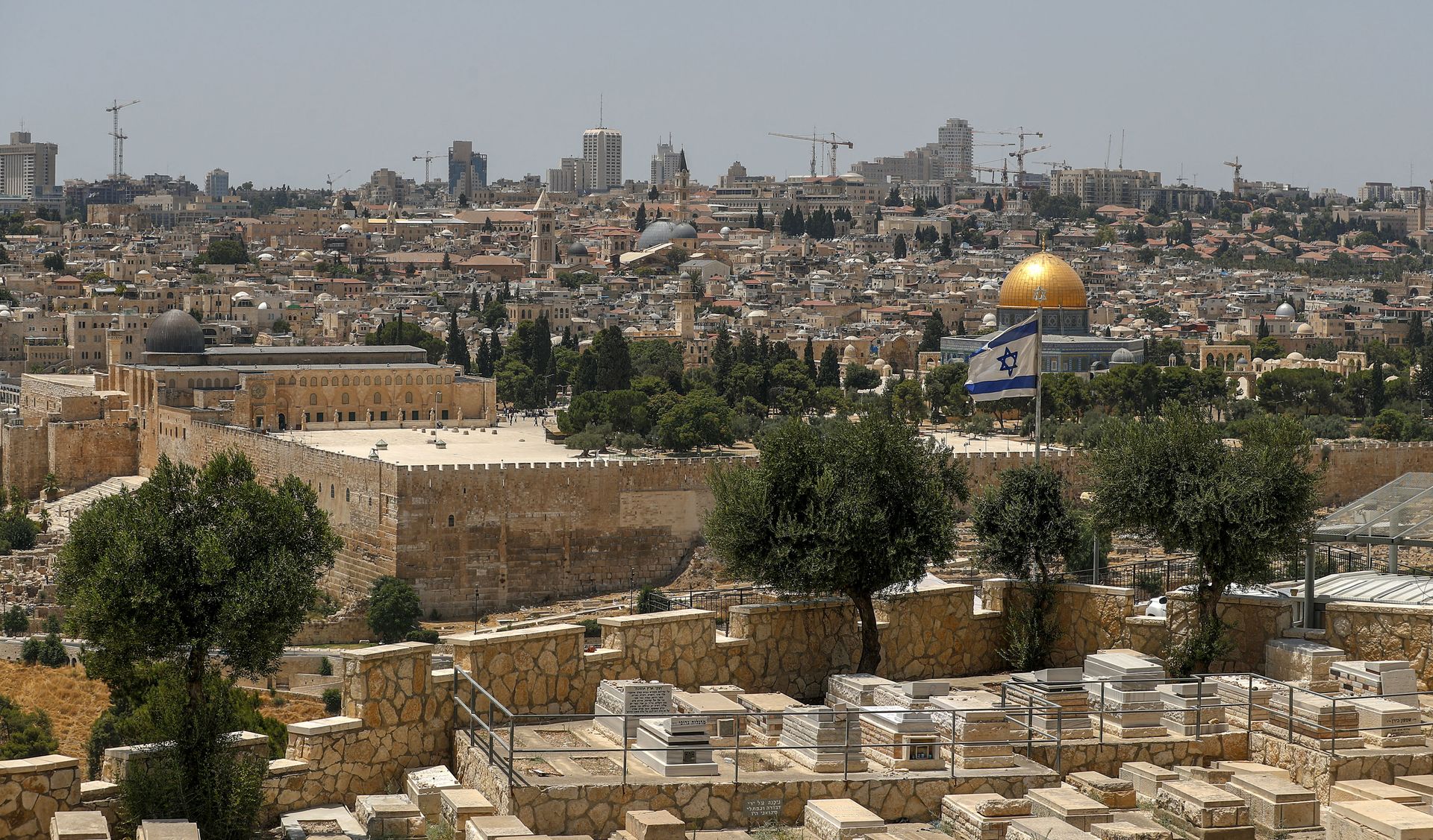 This picture taken on July 30, 2020 from the Mount of the Olives shows a view of an Israeli flag flying in Jerusalem with the Dome of the Rock seen in the background This picture taken on July 30, 2020 from the Mount of the Olives shows a view of an Israeli flag flying in Jerusalem with the Dome of the Rock seen in the background - Sputnik International, 1920, 20.02.2022