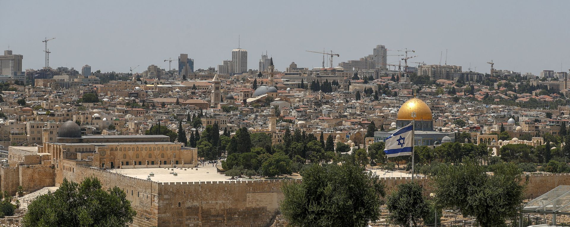 This picture taken on July 30, 2020 from the Mount of the Olives shows a view of an Israeli flag flying in Jerusalem with the Dome of the Rock seen in the background - Sputnik International, 1920, 01.02.2022