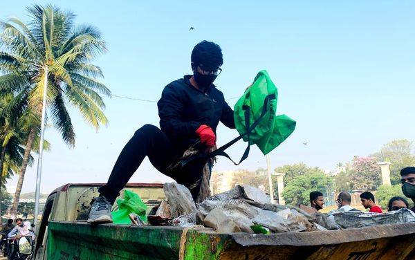 25yo Vivek Gurav, a.k.a PlogMan, is waking up pre-dawn for 7 years to clean streets in Pune 25yo Vivek Gurav, a.k.a PlogMan, is waking up pre-dawn for 7 years to clean streets in Pune - Sputnik International