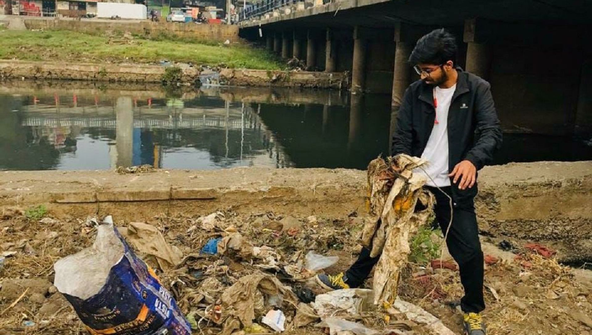 25yo Vivek Gurav, a.k.a PlogMan, is waking up pre-dawn for 7 years to clean streets in Pune 25yo Vivek Gurav, a.k.a PlogMan, is waking up pre-dawn for 7 years to clean streets in Pune - Sputnik International, 1920, 15.03.2021