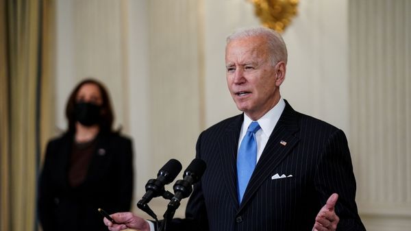 U.S. President Joe Biden speaks about the Biden administration's coronavirus disease (COVID-19) pandemic response as Vice President Kamala Harris listens in the State Dining Room at the White House in Washington, U.S., March 2, 2021. REUTERS/Kevin Lamarque - Sputnik International