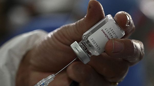 A nurse prepares an AstraZeneca vaccine against COVID-19 at the Alonso Suazo healthcare center in Tegucigalpa, on March 15, 2021. - Sputnik International