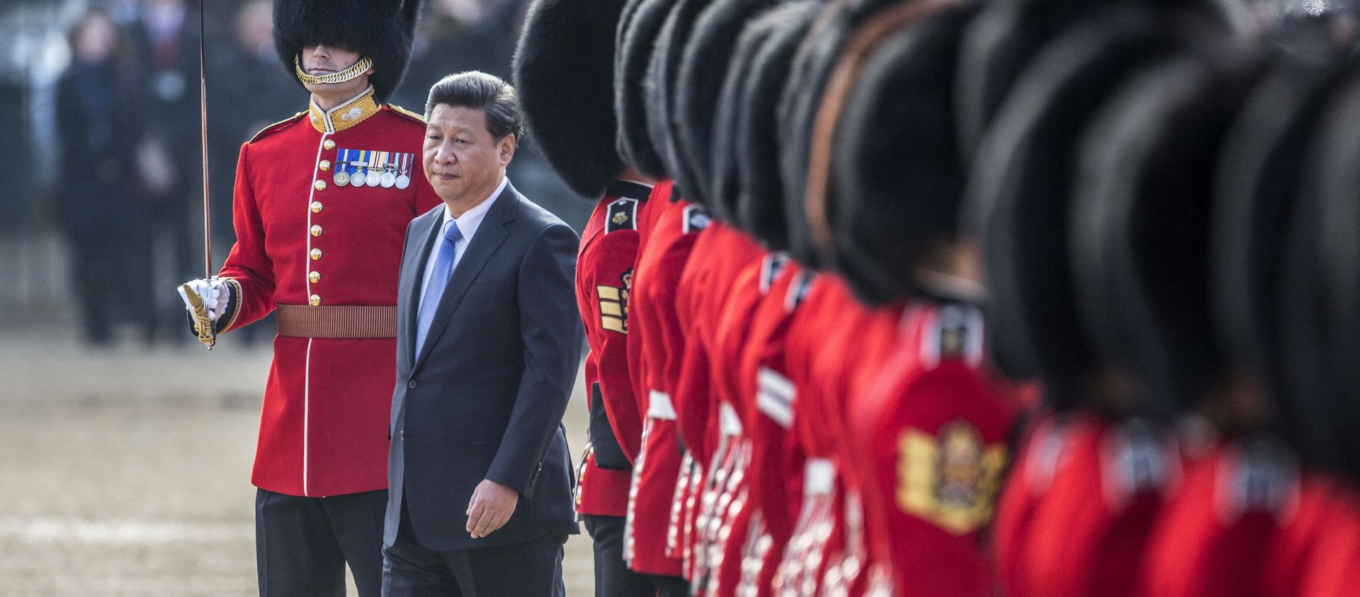 Chinese President Xi Jinping (C) inspects the guard of honour on Horse Guards Parade in central London on October 20, 2015 during the ceremonial welcome for Chinese President Xi Jinping and his wife Peng Liyuan on the first official day of a state visit. - Sputnik International, 1920, 16.03.2021