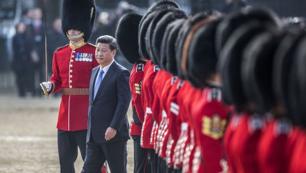 Chinese President Xi Jinping (C) inspects the guard of honour on Horse Guards Parade in central London on October 20, 2015 during the ceremonial welcome for Chinese President Xi Jinping and his wife Peng Liyuan on the first official day of a state visit. - Sputnik International