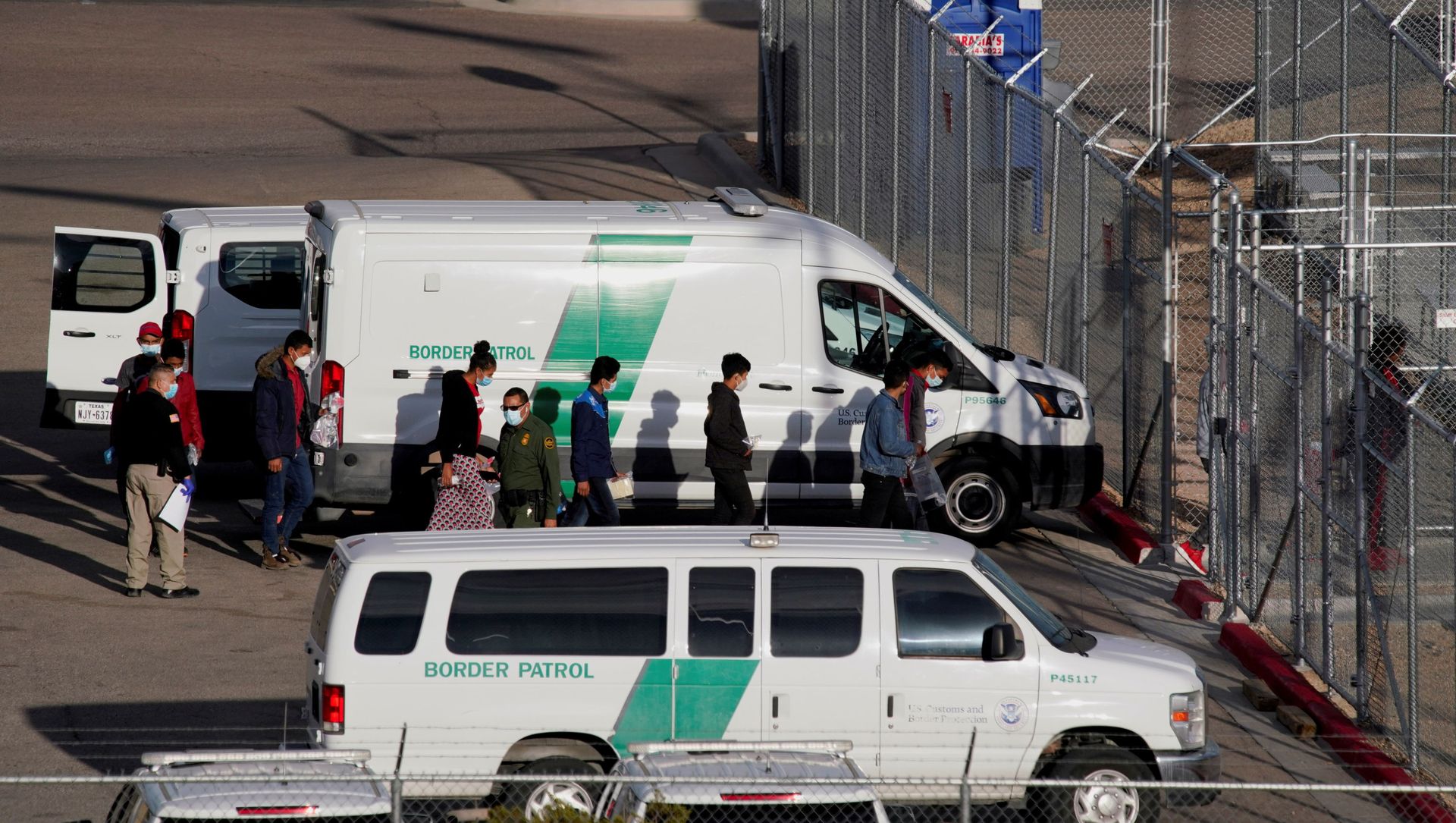 Migrants in United States Border Patrol custody file into a Border Patrol Station in El Paso, Texas, U.S. March 15, 2021 Migrants in United States Border Patrol custody file into a Border Patrol Station in El Paso, Texas, U.S. March 15, 2021 - Sputnik International, 1920, 03.04.2021
